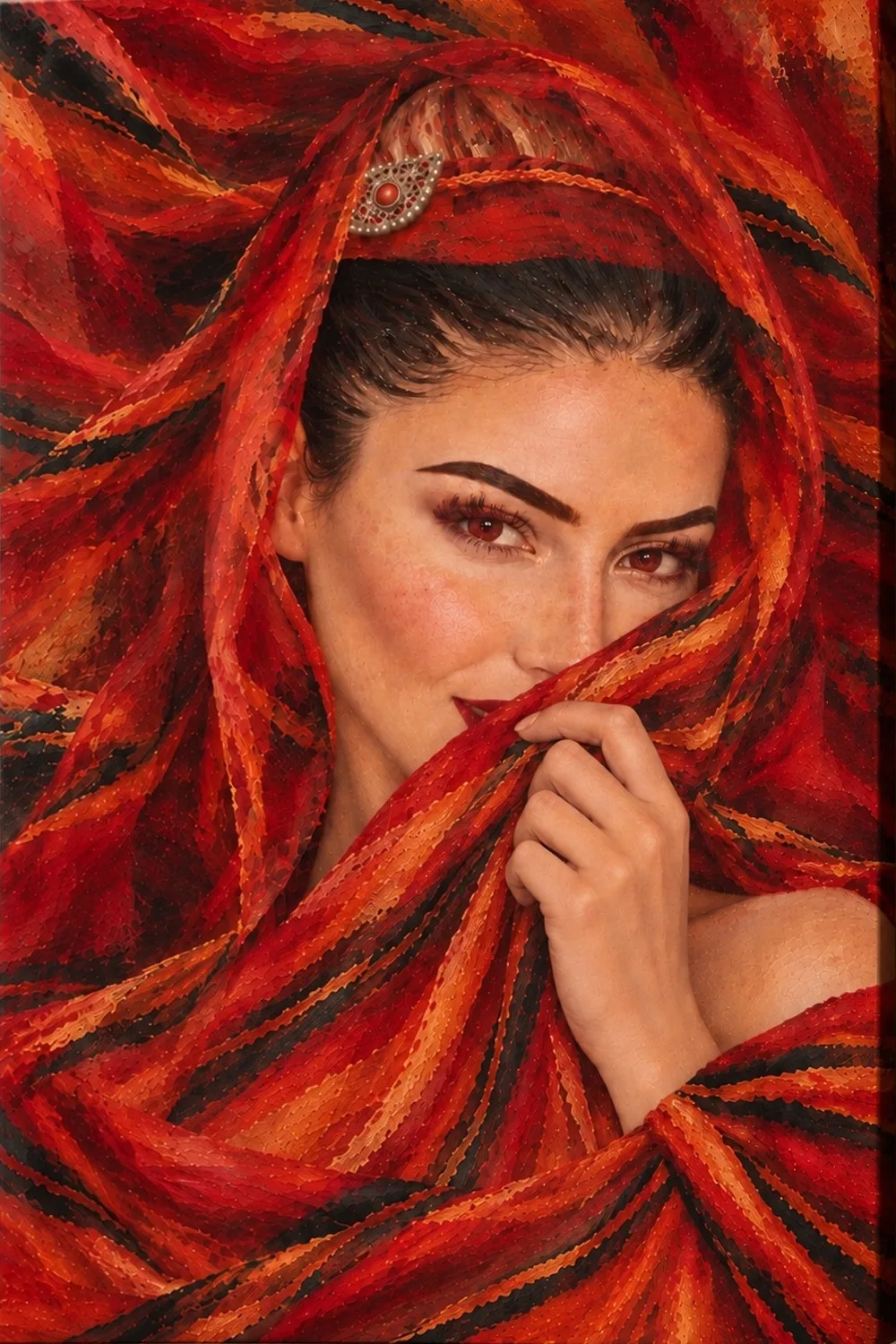 Femme drapée d’étoffes rouges qui voilent le bas de son visage.