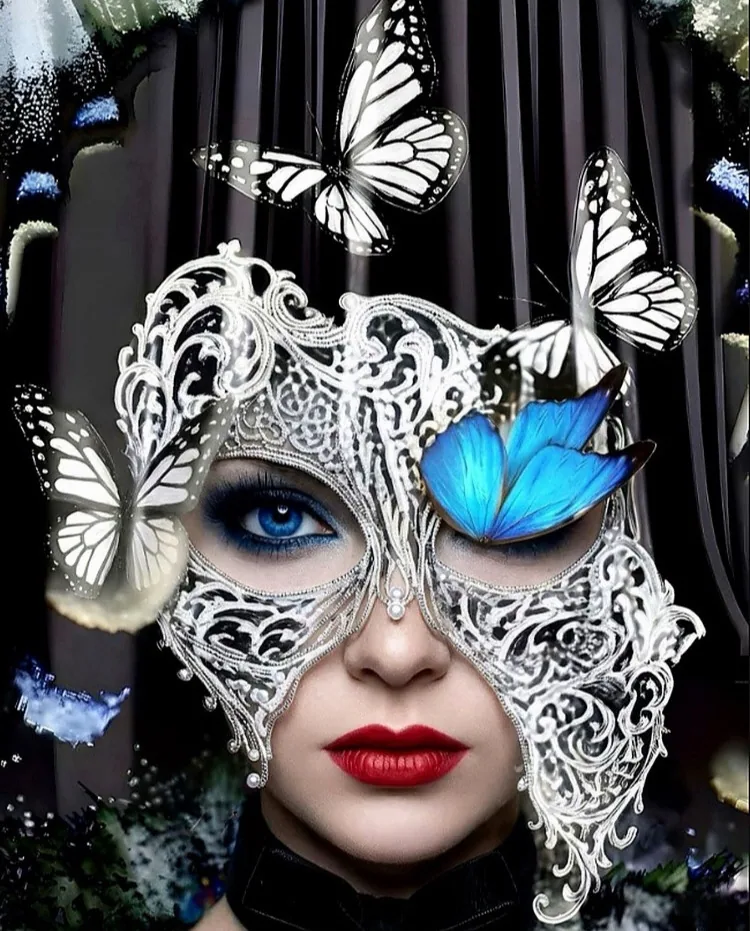 Visage féminin couvert d’un masque de dentelle argentée, entouré de papillons noir et blanc ; un papillon bleu électrique se pose sur l’œil, lèvres rouges.