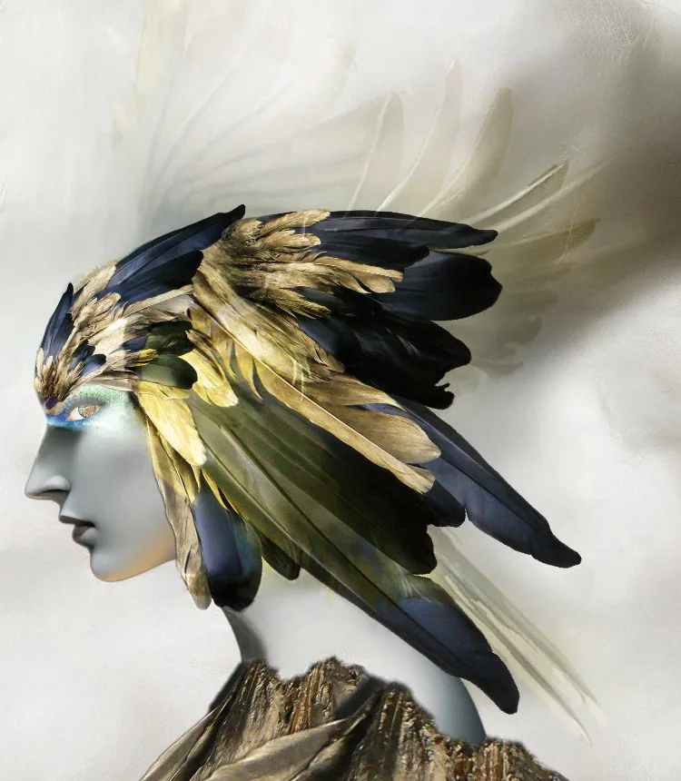 Profil féminin aux tons bleutés, coiffé d’un plumage de faucon noir et doré.