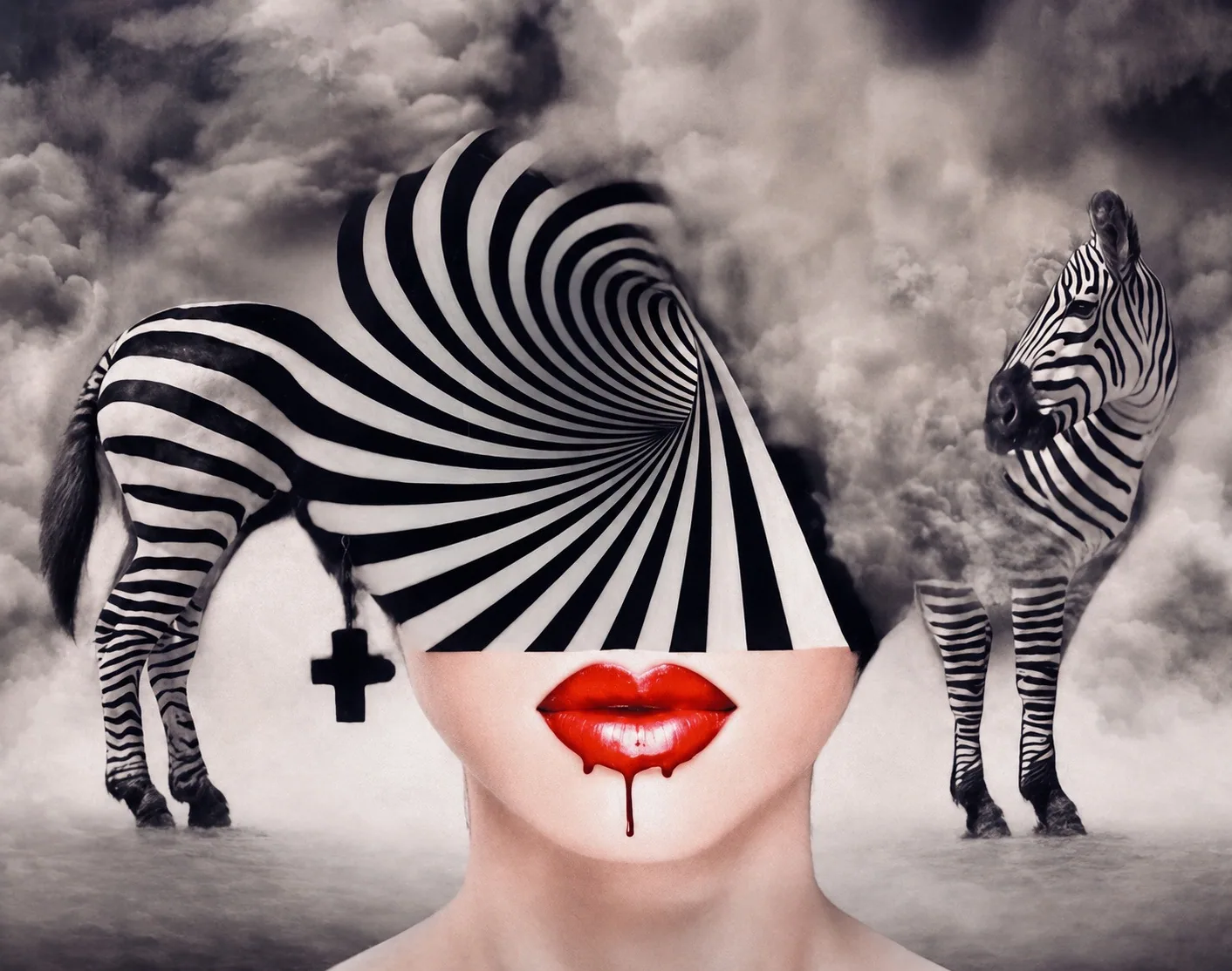 Un zèbre aux rayures en spirale se fond dans un visage dont seule apparaît la bouche rouge ; un second zèbre sous un ciel d’orage.